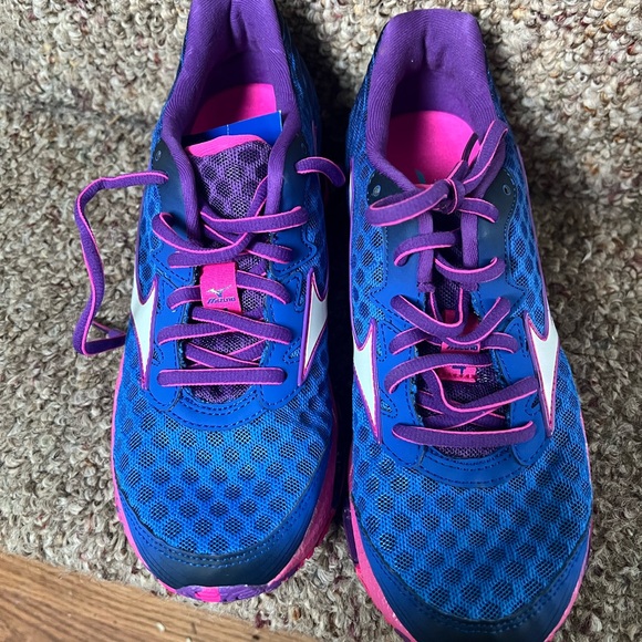 Mizuno women's sneakers size 7.5 wide. NWT, no box - Picture 5 of 6